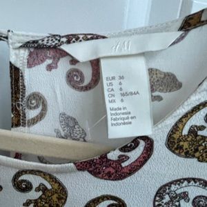 Great condition, H&M long sleeve blouse with a cute and fun lizard design